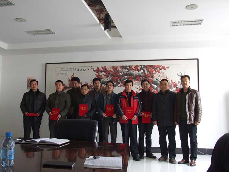 院領(lǐng)導給員工頒獎